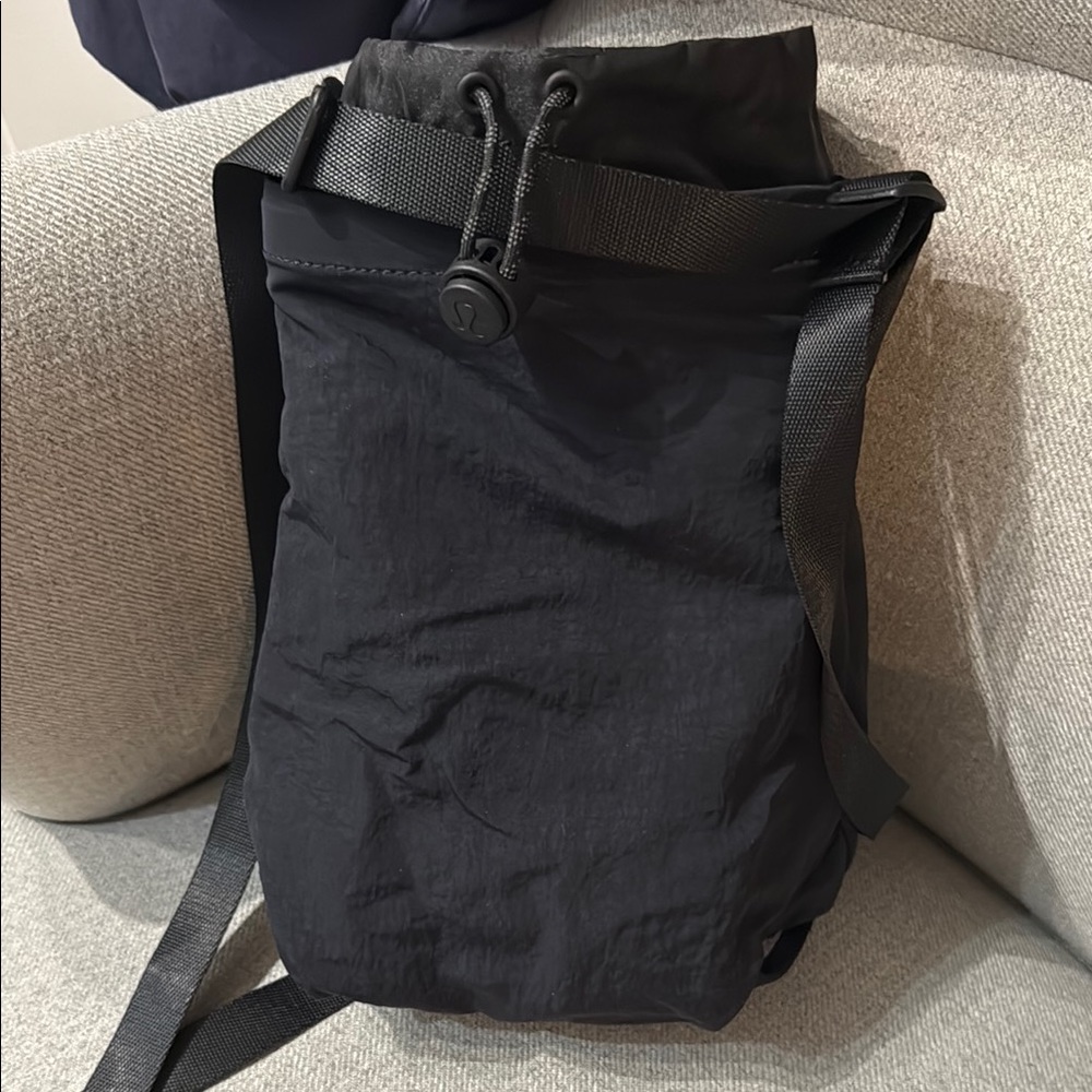 Lululemon Black Drawstring bottle bag